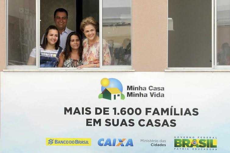 Dilma entrega casas em Feira 