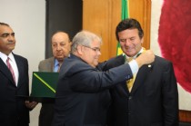 Deputado baiano entrega medalha a ministro do STF 