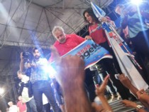 Lula segura bandeira de candidato feirense