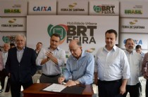 José Ronaldo assina a ordem de serviço do BRT
