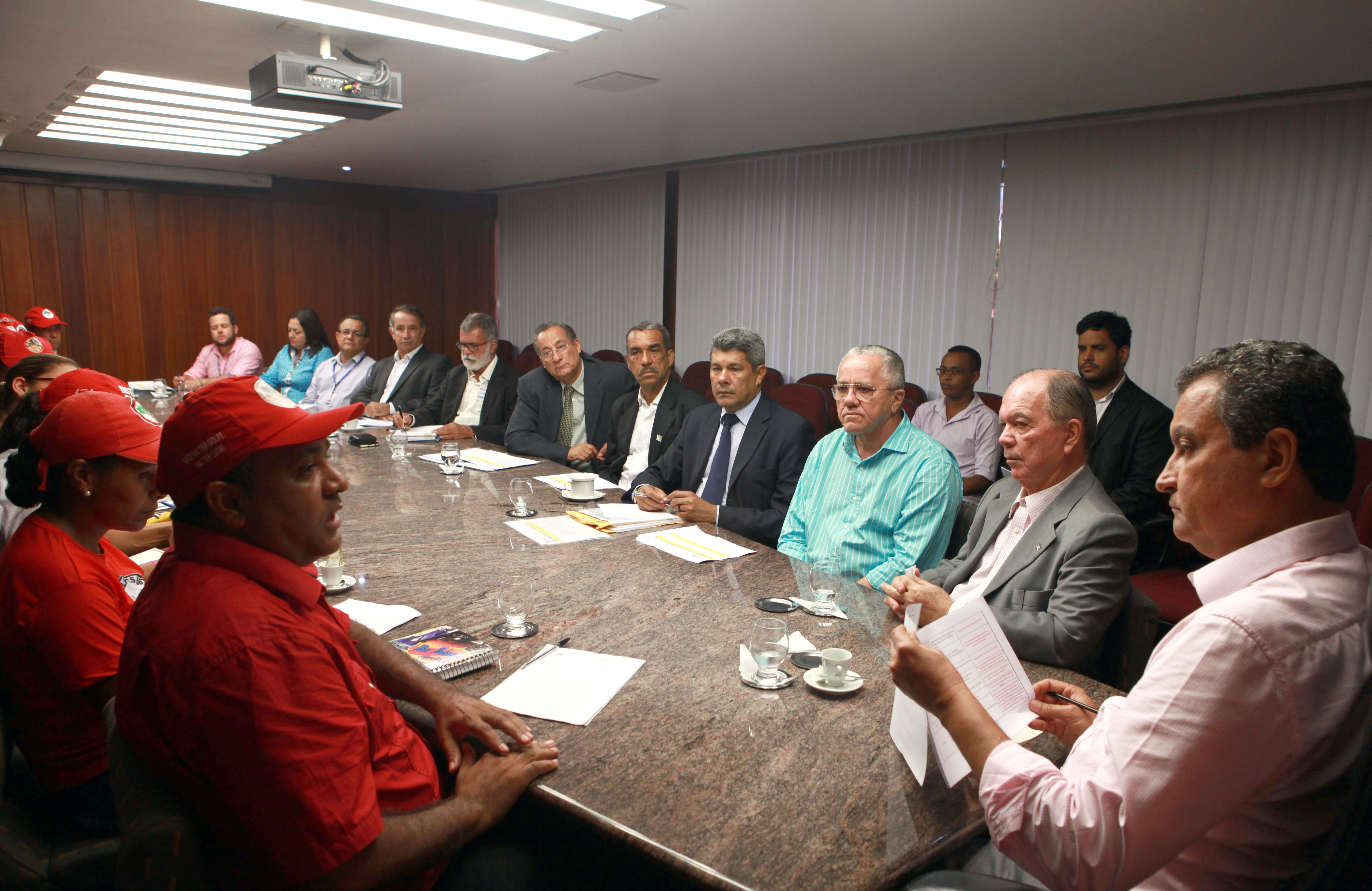 Governador Rui Costa se reúne com líderes do MST no CAB
