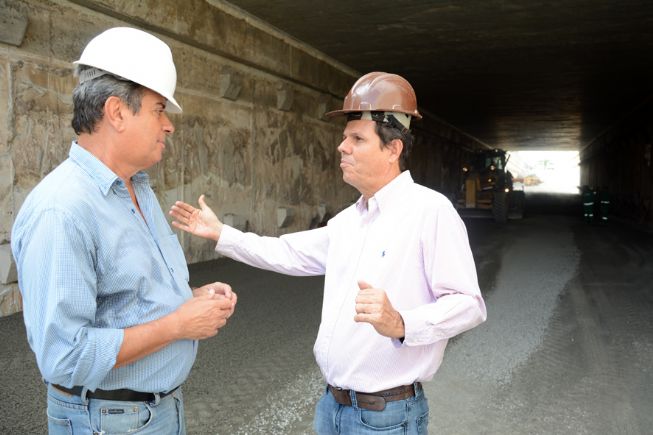 Colbert Martins visita obras do BRT na João Durval Carneiro