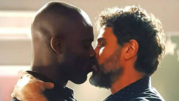 Vereador repudia beijo gay exibido em novela