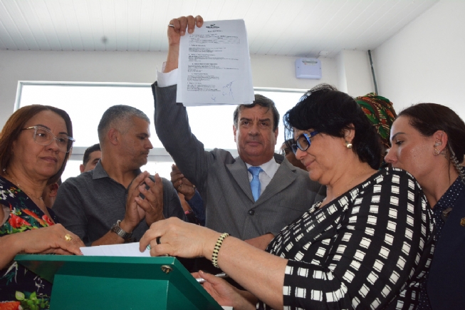 Colbert e a ministra Damares Alves assinam convênios para o Município